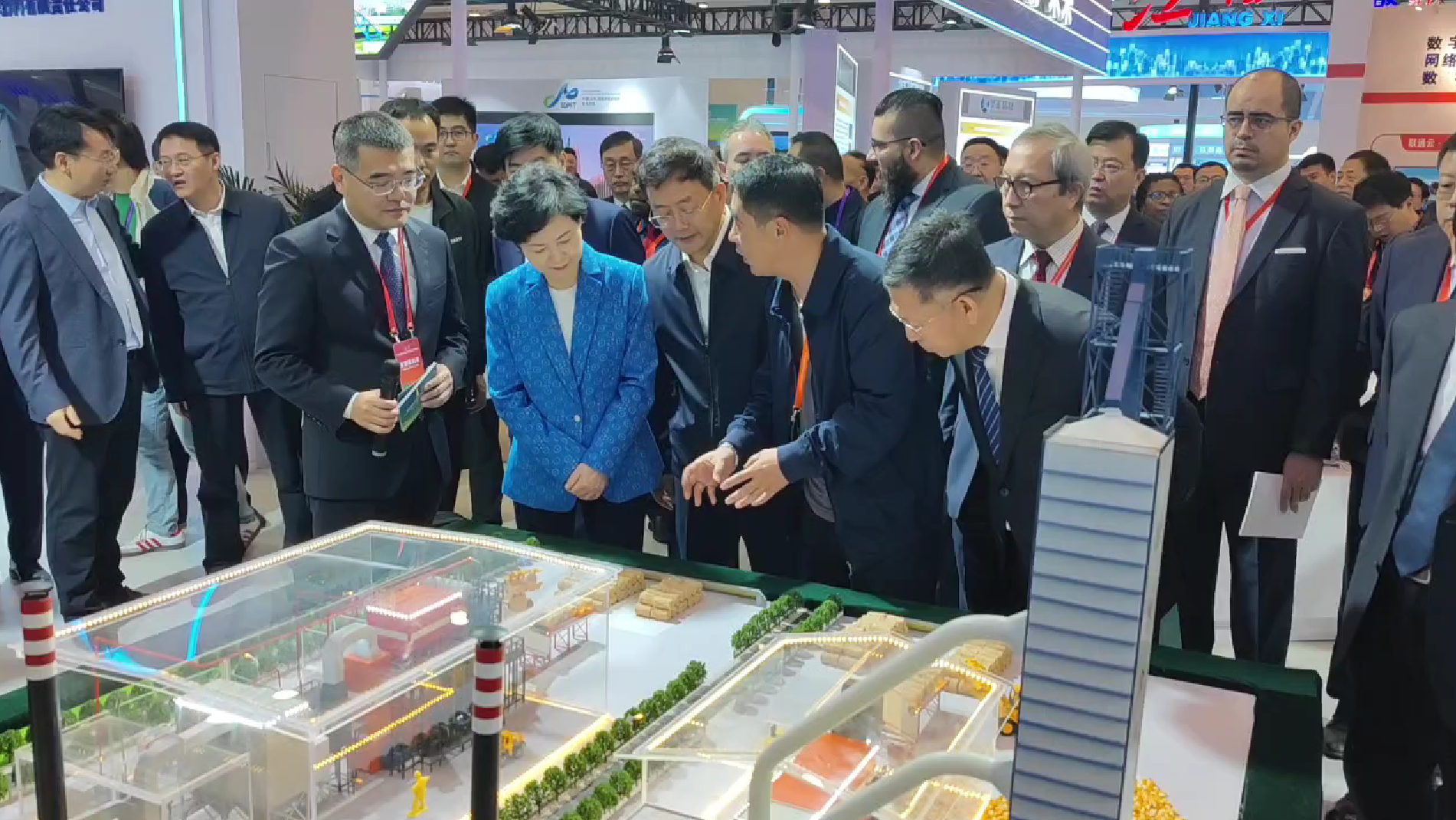 海倫利民秸稈直燃鍋爐亮相APEC技展會(huì)，工信部副部長(zhǎng)徐曉蘭蒞臨參觀